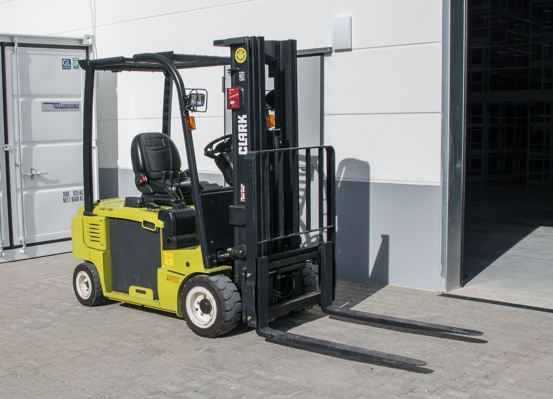 6 Ways Industrial Asset Tracking Enhances Security in Heavy Equipment Management (2).jpg