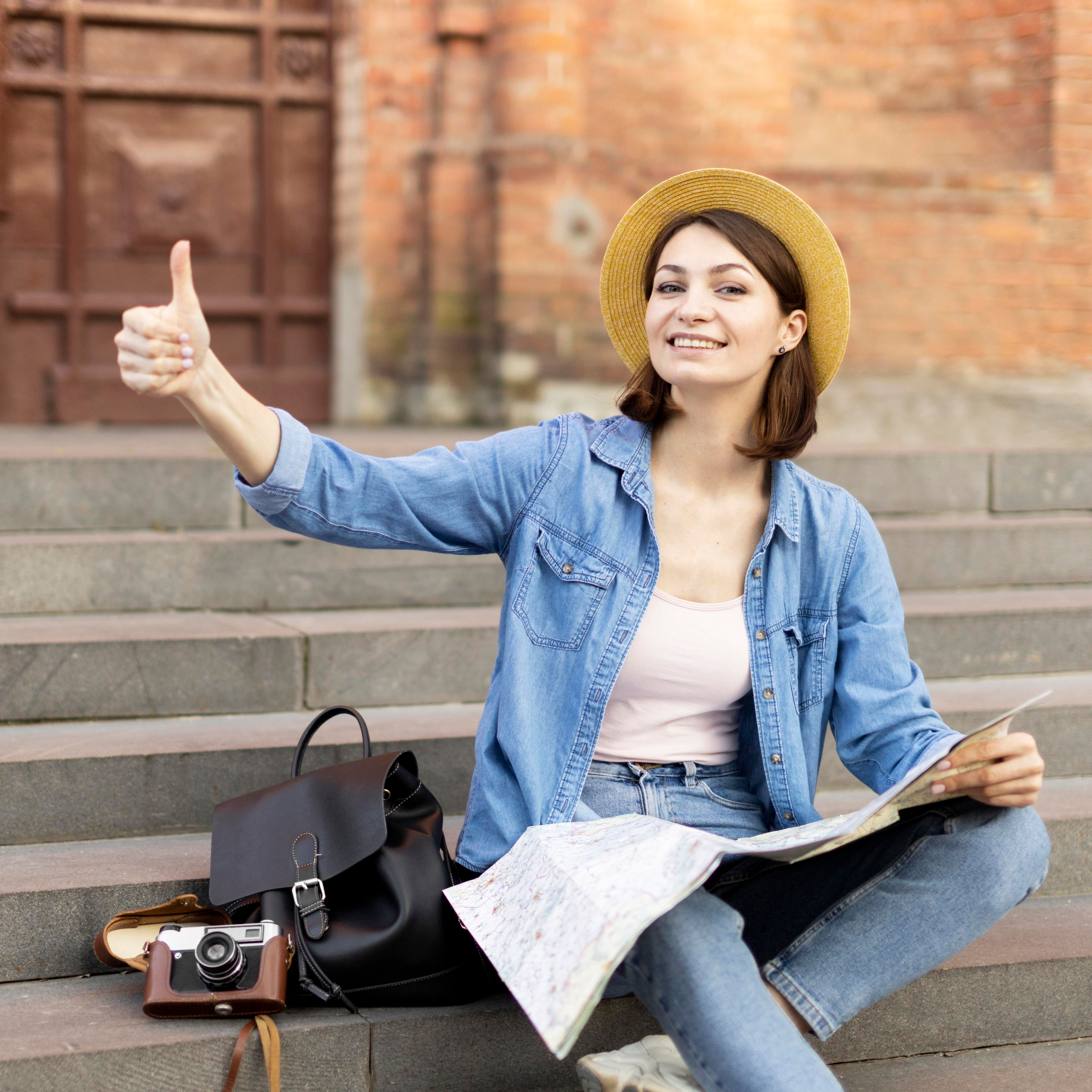 portrait-smiley-tourist-with-hat.jpg